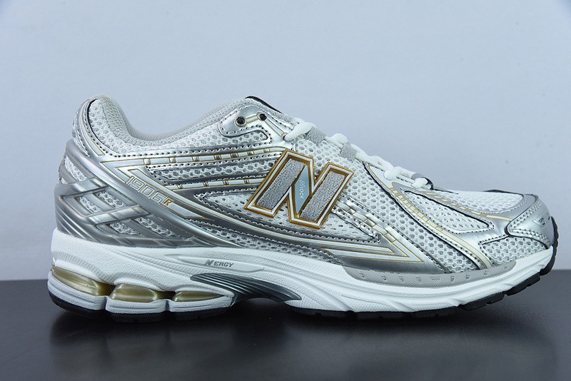 NEW BALANCE SNEAKER