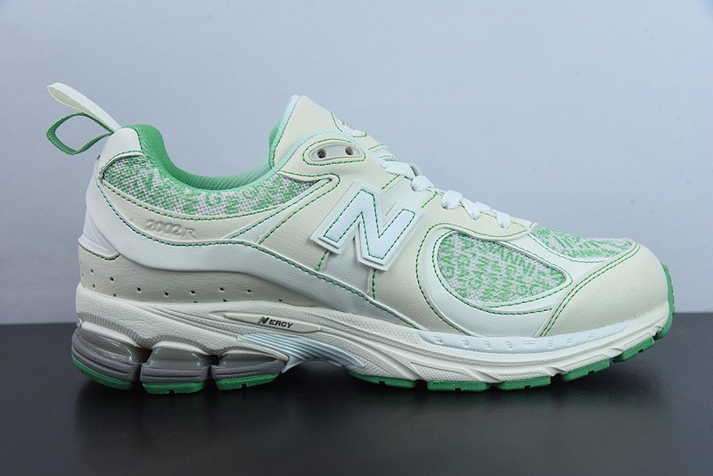 NEW BALANCE SNEAKER
