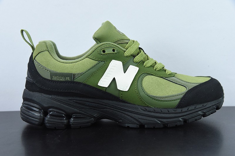 NEW BALANCE SNEAKER