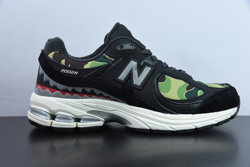 NEW BALANCE SNEAKER