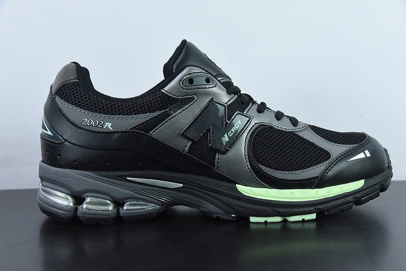 NEW BALANCE SNEAKER