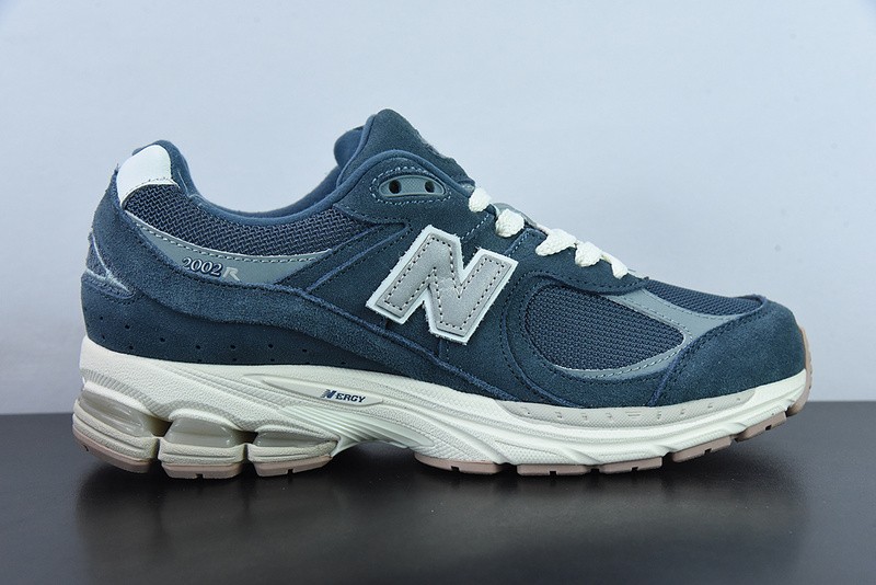 NEW BALANCE SNEAKER