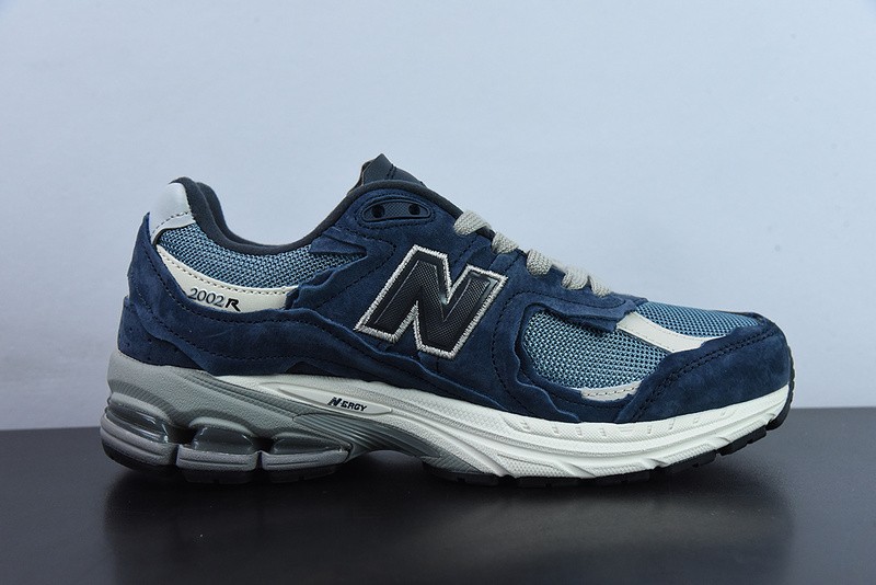 NEW BALANCE SNEAKER