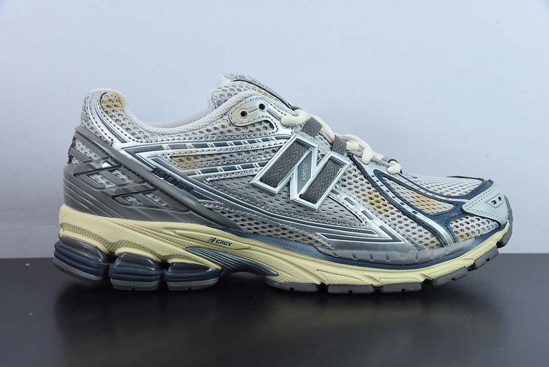 NEW BALANCE SNEAKER