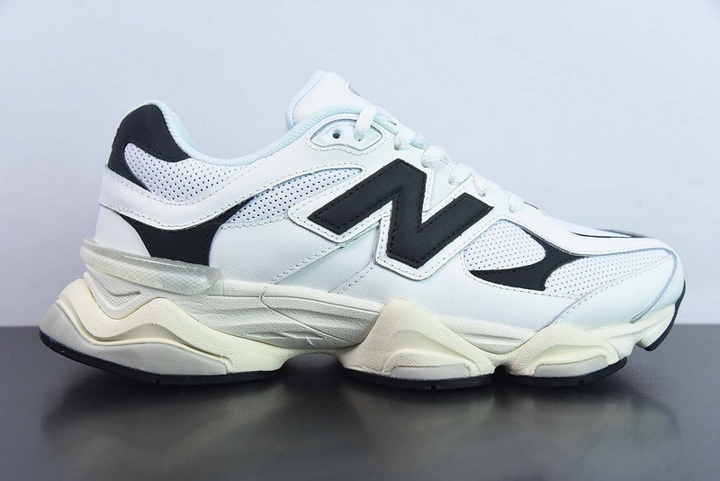 NEW BALANCE SNEAKER