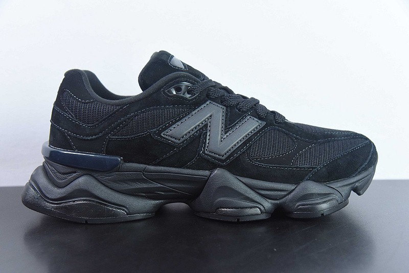 NEW BALANCE SNEAKER