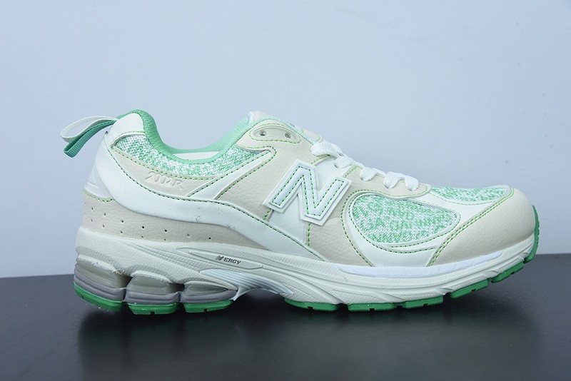 NEW BALANCE SNEAKER