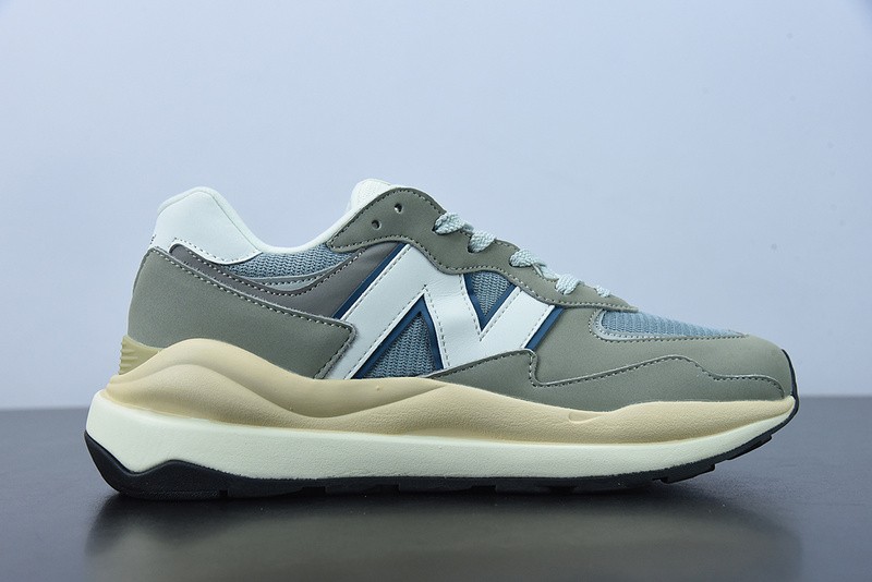 NEW BALANCE SNEAKER
