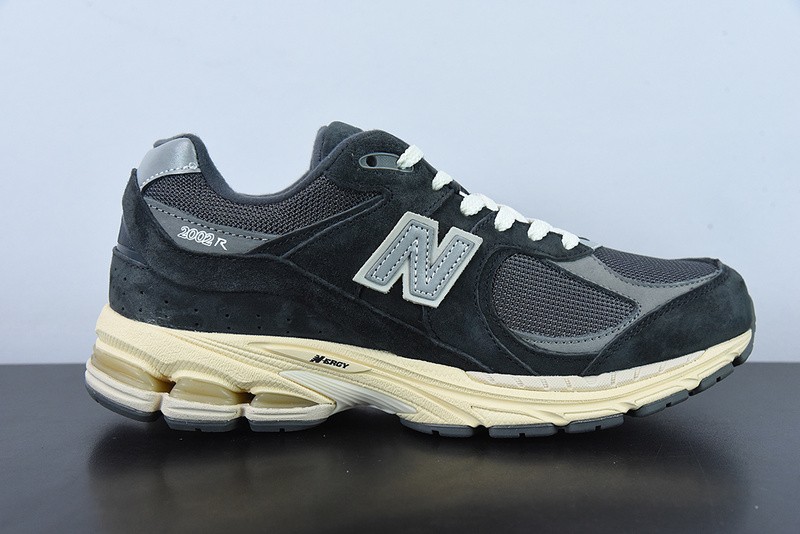 NEW BALANCE SNEAKER
