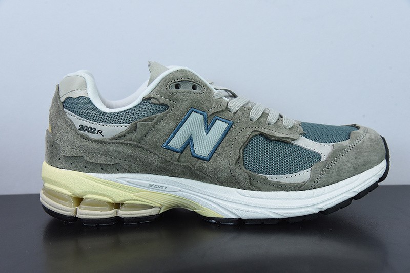 NEW BALANCE SNEAKER