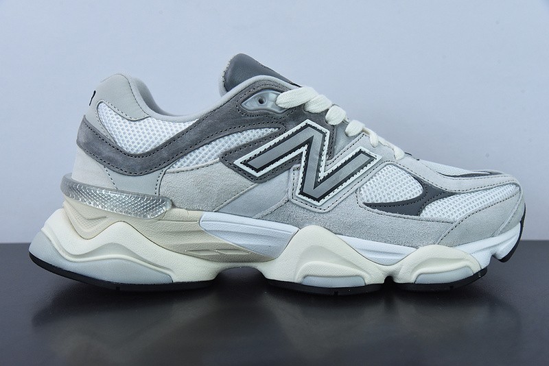 NEW BALANCE SNEAKER