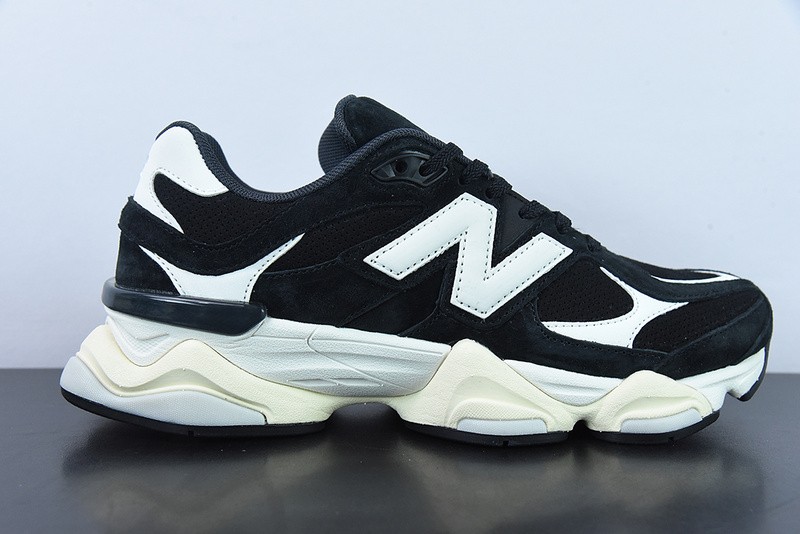 NEW BALANCE SNEAKER