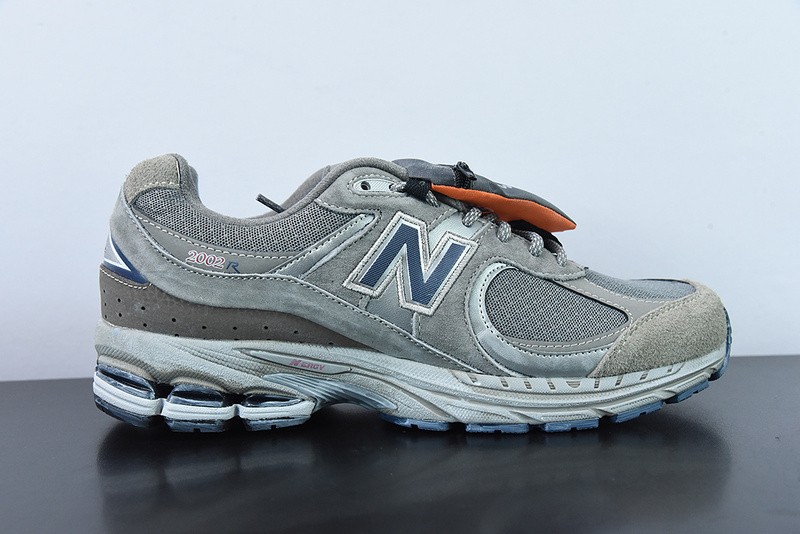 NEW BALANCE SNEAKER