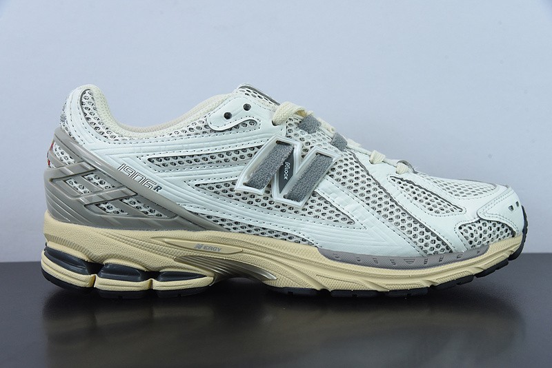 NEW BALANCE SNEAKER