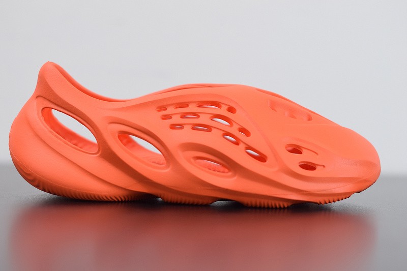 YEEZY FOAM RUNNER RED