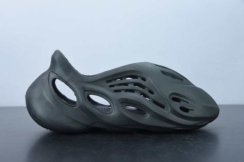 YEEZY FOAM RUNNER “ONYX” HP8739