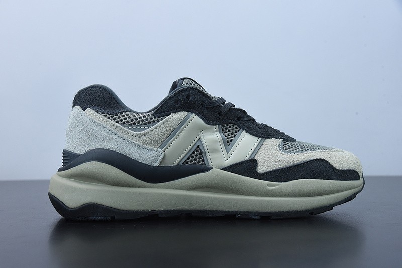NEW BALANCE SNEAKER