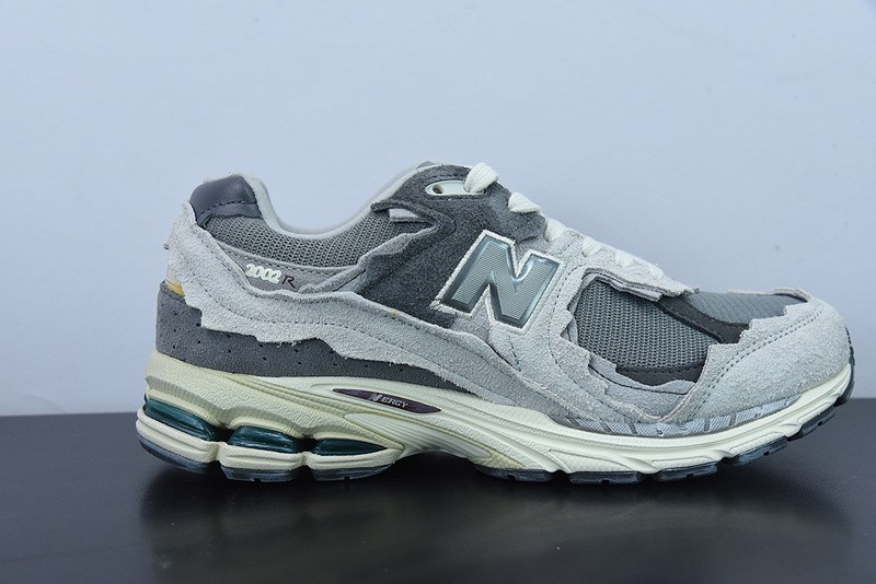 NEW BALANCE SNEAKER