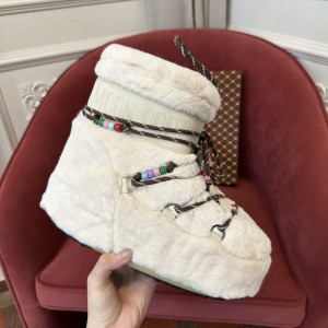 mOON bOOT